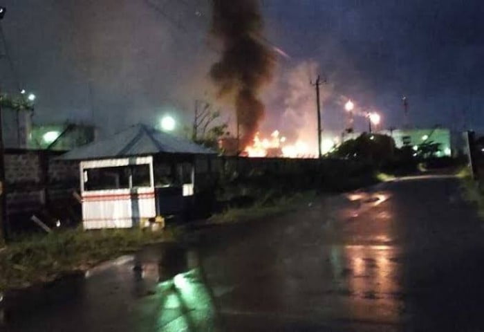 kebakaran kilang minyak cilacap foto by kompascom