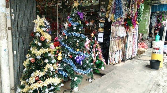 penjual pohon natal di batam tribunnews.com