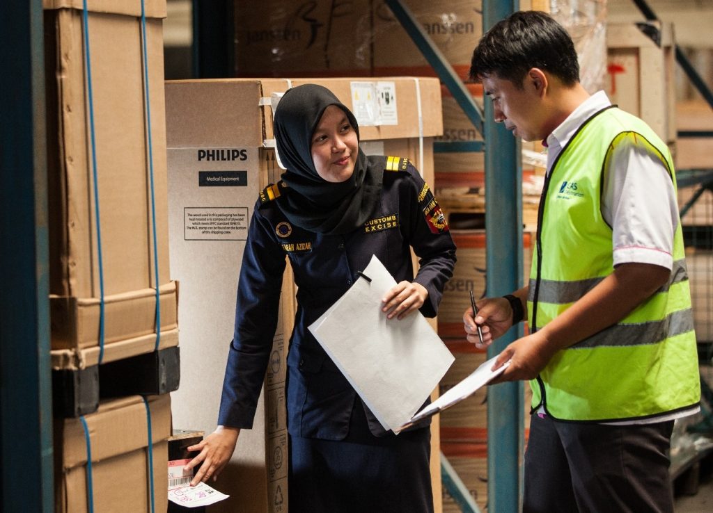 Cermat Transaksi Impor, Cukai Barang Kiriman Luar Negeri Aman Ilustrasi Pemeriksaan Barang Impor Luar Negeri Oleh Bea Cukai Sumber Foto Dirjen Bea Cukai