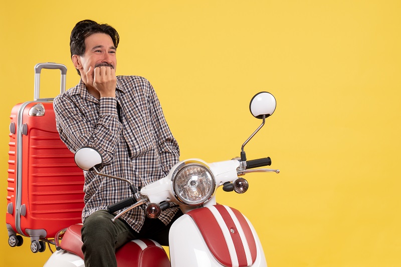Ilustrasi Pengendara Motor Takut Kecelakaan Foto mdjaff Freepik