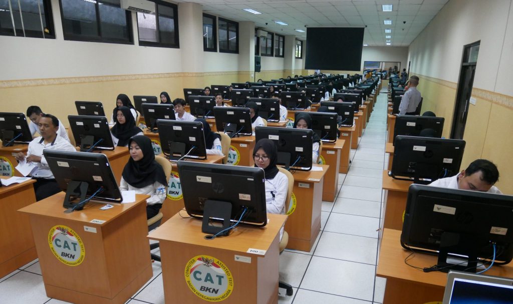 Pelaksanaan Ujian Menggunakan Metode CAT Sumber Foto bdi Surabaya Kemenperin dit go dit id