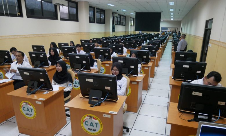 Pelaksanaan Ujian Menggunakan Metode CAT Sumber Foto bdi Surabaya Kemenperin dit go dit id