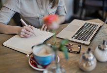 Ilsutrasi Kerja Content Wroter Sumber GLINTS