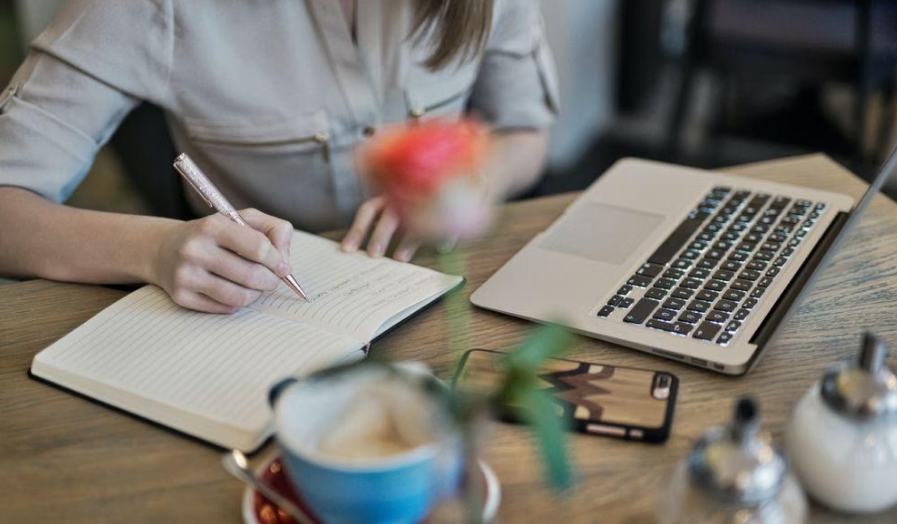 Konten Tulisan yang Menarik dan Menginspirasi untuk Pembaca Setia ilustrasi konten tulisan sumber idn times