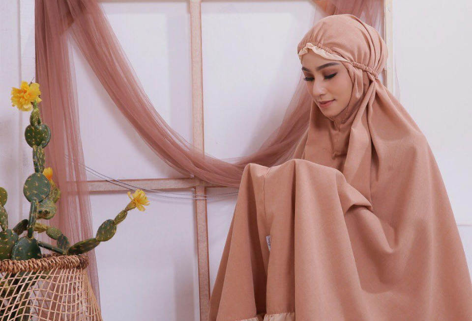 Mukena pink Sumber Foto Hijup