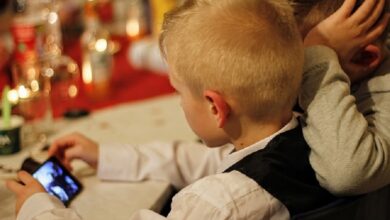 Ilustrasi Anak yang sedang menikmati tayangan melalu gawai Sumber Foto klikhijau dot com