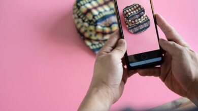 Memotret produk untuk dijadika konten Sumber Foto foundr dot com