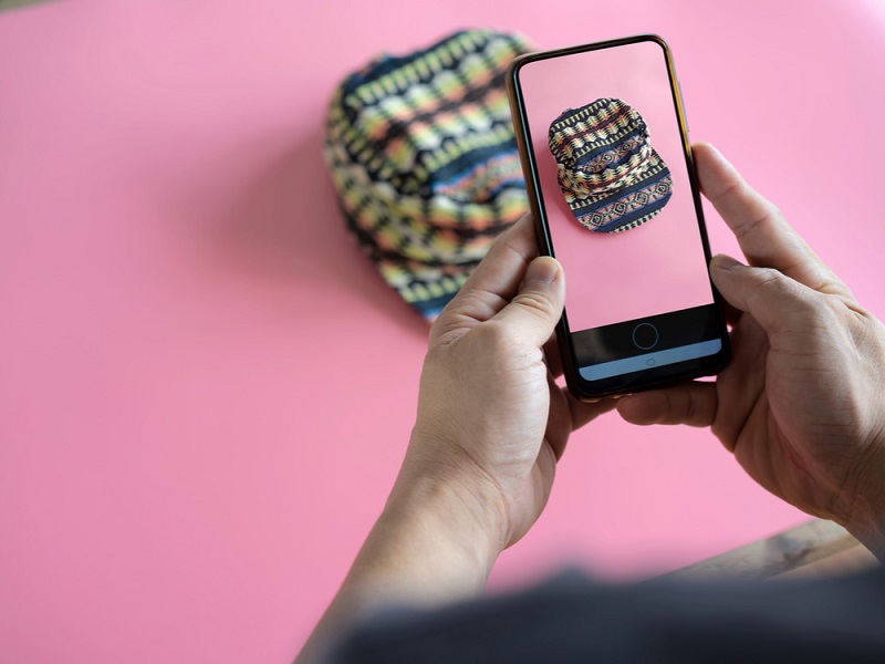 Memotret produk untuk dijadika konten Sumber Foto foundr dot com