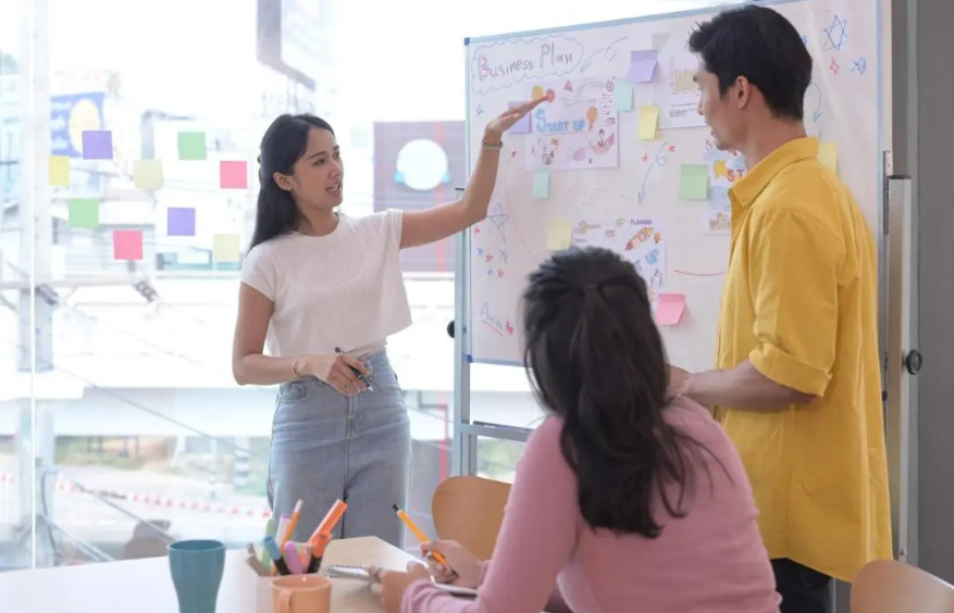 Ilustrasi Membahas Konten Bisnis Menjai Menarik Sumber isellercommerce dot com